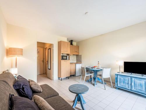 una sala de estar con un sofá y una mesa en Apartment Caesar Domus-6 by Interhome, en Saint-Tropez