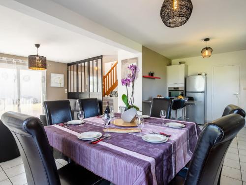 une table de salle à manger avec des chaises et une nappe violette dans l'établissement Holiday Home Chez Patricia et Patrice by Interhome, à Guissény