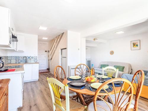 Una cocina y un comedor con mesa y sillas. en Holiday Home Les Mas de Cogolin-3 by Interhome, en Cogolin