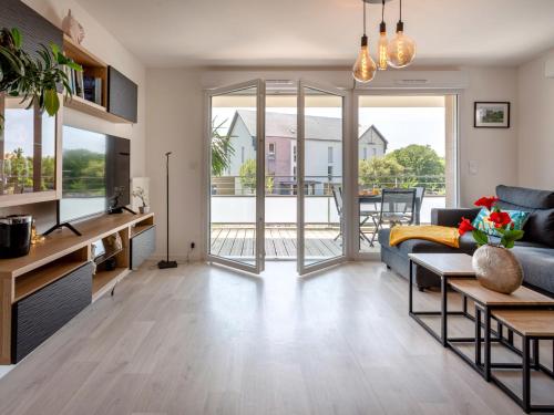 un salon avec un canapé, une télévision et une table dans l'établissement Apartment L'Indigo by Interhome, à Pornic