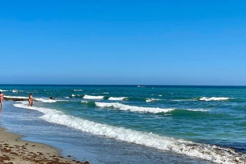 4New, 2 bed 2 bath Apartment Built 2024 with Community Pool and local beach