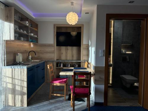 Köök või kööginurk majutusasutuses ASENATA Pokoje i Apartamenty w Ustroń Centrum, basen letni, komfort, widok na góry