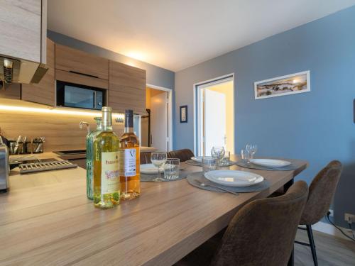 - une table à manger avec une bouteille de vin dans l'établissement Apartment Port Arcachon-11 by Interhome, à Arcachon
