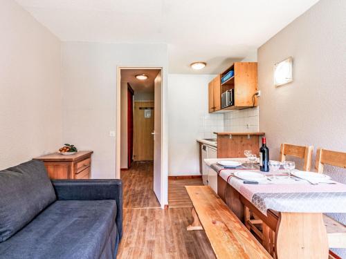 un salon et une cuisine avec un canapé et une table dans l'établissement Studio Rond Point des Pistes - Val Claret-23 by Interhome, à Tignes