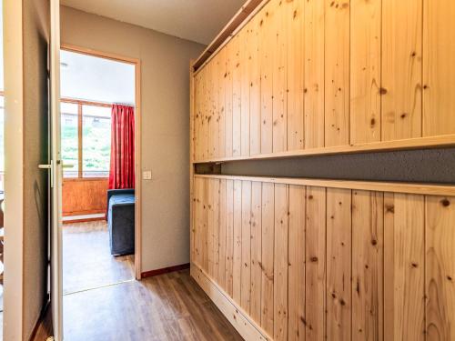 Cette chambre dispose de murs lambrissés et d'un couloir. dans l'établissement Studio Rond Point des Pistes - Val Claret-23 by Interhome, à Tignes