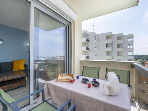 une pièce avec une table et des chaises sur un balcon dans l'établissement Apartment Port Arcachon-11 by Interhome, à Arcachon