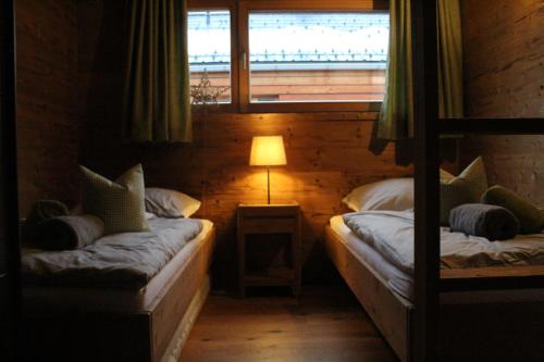 Postel nebo postele na pokoji v ubytování Plünggas Chalets