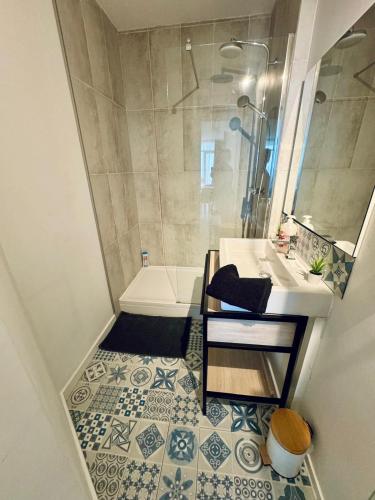 une salle de bain avec une douche, un lavabo et une baignoire dans l'établissement Superbe T5 10p 4chs Métro Tramway terrasse parking - visite en vidéo sur YouTube 54OTKQvzlwA, à Croix