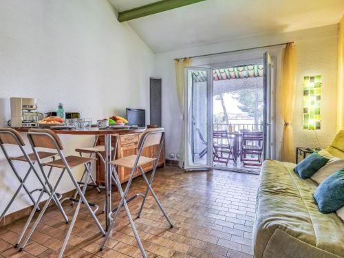 une cuisine et un salon avec une table et des chaises dans l'établissement Studio Les Hauts du Port-5 by Interhome, à Saint-Cyr-sur-Mer