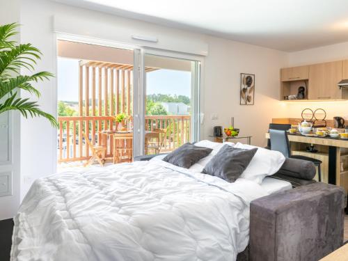 une chambre avec un grand lit blanc et un balcon dans l'établissement Apartment Jade et Elena-1 by Interhome, à Lit-et-Mixe