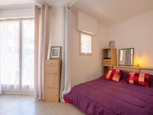 une chambre avec un lit violet et une fenêtre dans l'établissement Studio Régina-15 by Interhome, à Sainte-Maxime