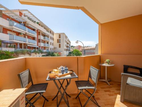 un balcon avec une table et des chaises dans un immeuble dans l'établissement Studio Régina-15 by Interhome, à Sainte-Maxime