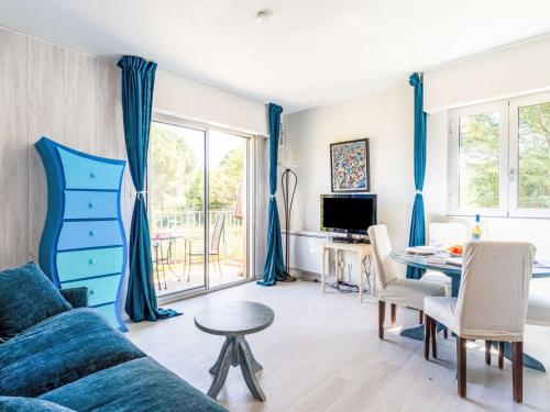 un salon avec un canapé et une table dans l'établissement Apartment Caesar Domus-8 by Interhome, à Saint-Tropez