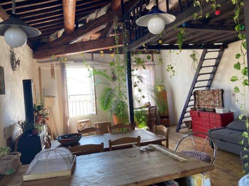 un salon avec une table et des chaises en bois dans l'établissement Appartement terrasse vue panoramique au coeur du Panier, à Marseille