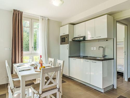 Η κουζίνα ή μικρή κουζίνα στο Apartment Le Château de Kergonano-23 by Interhome