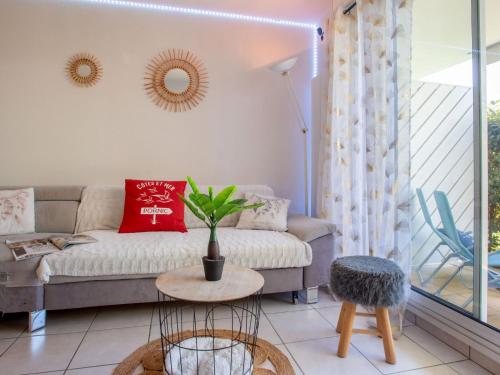 un salon avec un canapé et une table dans l'établissement Apartment L'Orée du Golf-1 by Interhome, à Pornic