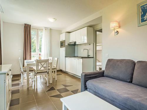 Il comprend un salon avec un canapé, une cuisine et une table. dans l'établissement Apartment Le Château de Kergonano-23 by Interhome, à Baden