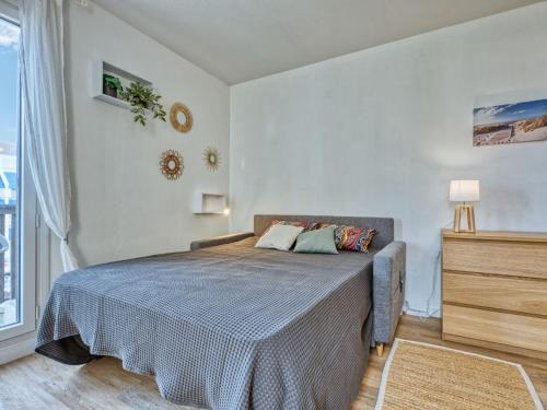 une chambre avec un lit et une commode dans l'établissement Studio Les Terrasses de l'Atlantique-8 by Interhome, à Lacanau-Océan