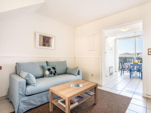 un salon avec un canapé et une table dans l'établissement Holiday Home Village de Campagne by Interhome, à Cogolin