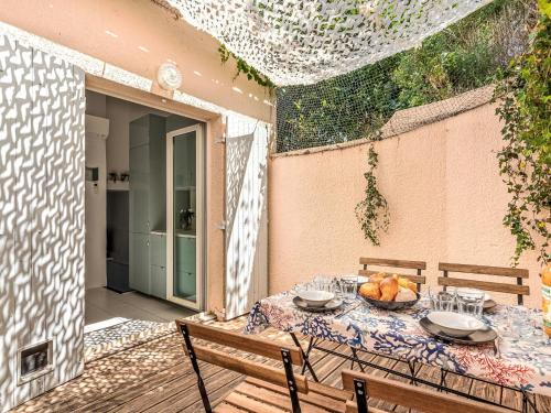 une table avec un bol de fruits sur une terrasse dans l'établissement Holiday Home Village de Campagne by Interhome, à Cogolin