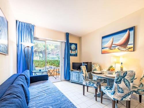 un salon avec un canapé et une table avec des chaises dans l'établissement Apartment Caesar Domus-5 by Interhome, à Saint-Tropez