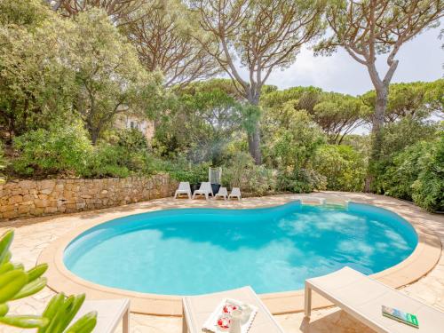 - une piscine dans une cour avec des chaises et une table dans l'établissement Holiday Home Riviera by Interhome, à Sainte-Maxime