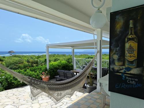 amaca su una casa con vista sull'oceano di Villa Muscade guadeloupe, piscine, vue mer et accès plage a Saint-François