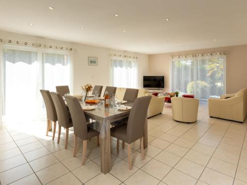 une salle à manger avec une table et des chaises dans l'établissement Holiday Home les embruns by Interhome, à Cancale