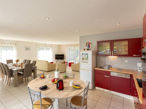 une cuisine et un salon avec une table et des chaises dans l'établissement Holiday Home les embruns by Interhome, à Cancale