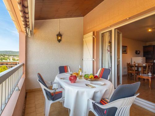 une table blanche et des chaises sur un balcon dans l'établissement Apartment Les myrtilles-2 by Interhome, à Six-Fours-les-Plages