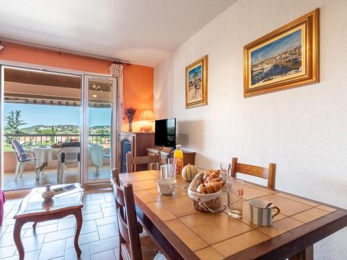 une salle à manger avec une table et une vue sur l'océan dans l'établissement Apartment Les myrtilles-2 by Interhome, à Six-Fours-les-Plages