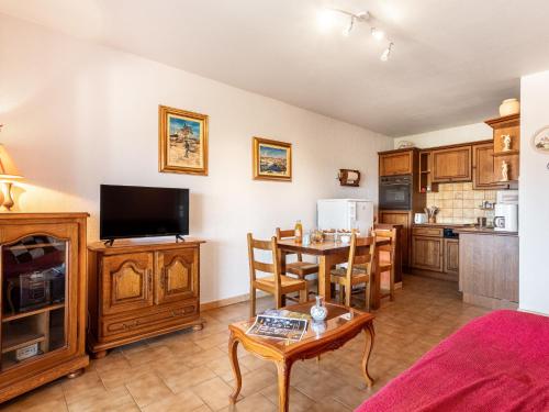 un salon avec une table et une cuisine dans l'établissement Apartment Les myrtilles-2 by Interhome, à Six-Fours-les-Plages