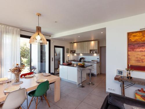 une cuisine et un salon avec une table et des chaises dans l'établissement Holiday Home La belle vue by Interhome, à Cancale