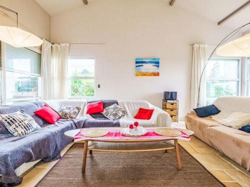 un salon avec un canapé et une table dans l'établissement Holiday Home Hegoasea by Interhome, à Saint-Pée-sur-Nivelle