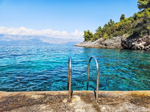 een uitzicht op een waterlichaam met een metalen reling bij Apartment Octopus-2 by Interhome in Bogomolje