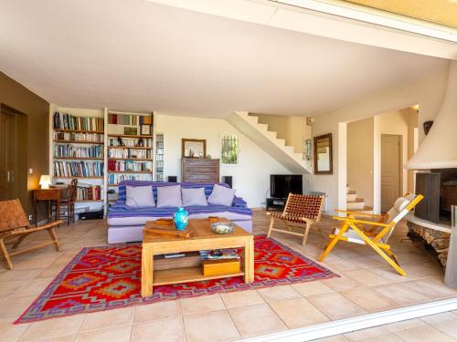 un salon avec un canapé bleu et une table dans l'établissement Villa Villa du Temple by Interhome, au Lavandou