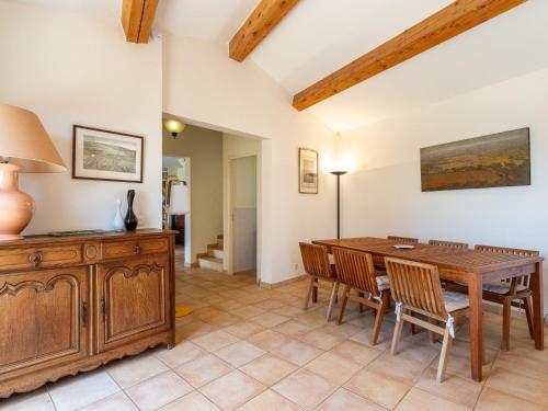 une salle à manger avec une table et des chaises en bois dans l'établissement Villa Villa du Temple by Interhome, au Lavandou