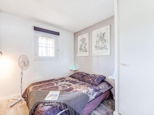 une chambre avec un lit et une fenêtre dans l'établissement Apartment Les Marines-10 by Interhome, à La Foux