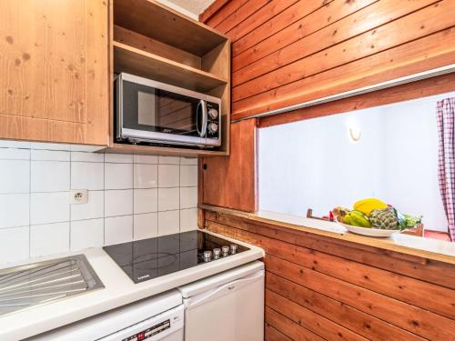 - une cuisine avec un four micro-ondes et une corbeille de fruits dans l'établissement Studio Rond Point des Pistes - Val Claret-22 by Interhome, à Tignes