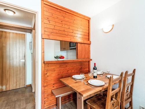 une salle à manger avec une table et des chaises en bois dans l'établissement Studio Rond Point des Pistes - Val Claret-22 by Interhome, à Tignes