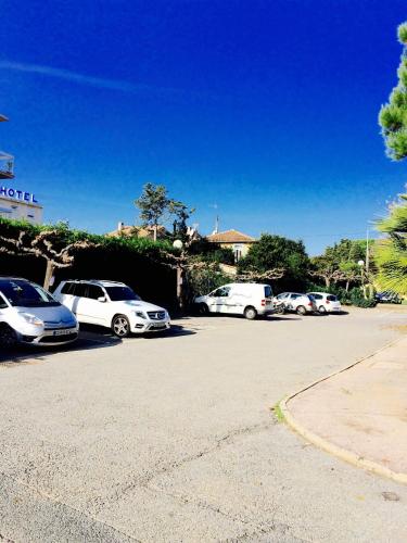 Appartment Plein Soleil في جولف جيون: مجموعة من السيارات تقف في موقف للسيارات