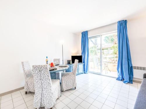 un salon avec une table et des chaises et une fenêtre dans l'établissement Apartment Caesar Domus-7 by Interhome, à Saint-Tropez