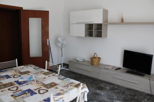 a living room with a table and a tv at La casa al mare in Marcelli
