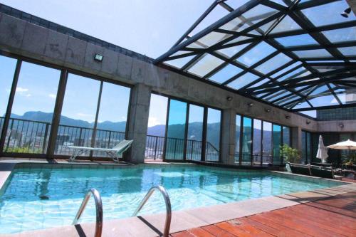 a large swimming pool with a view of the mountains at Lindo FLAT no coração de Ipanema in Rio de Janeiro