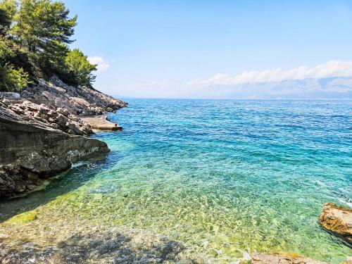 een uitzicht op de oceaan vanaf een rotsachtige kust bij Apartment Octopus-3 by Interhome in Bogomolje
