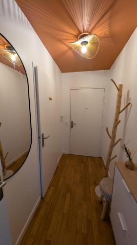 une chambre avec une porte et un plafond dans l'établissement BREAK TIME close to PARIS and DISNEYLAND, à Villiers-sur-Marne