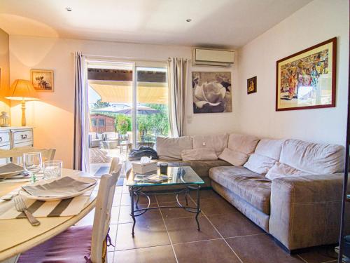 un salon avec un canapé et une table dans l'établissement Holiday Home Villa Les Genêts by Interhome, à Montauroux