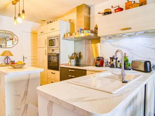 une cuisine avec un évier et un plan de travail dans l'établissement Holiday Home Villa Les Genêts by Interhome, à Montauroux