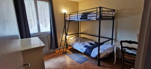 une chambre avec deux lits superposés dans une pièce dans l'établissement AurCa, à Mer