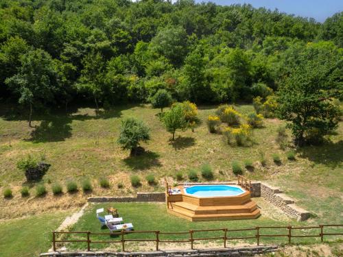 eine Luftansicht auf einen Garten mit einem Pool in der Unterkunft Holiday Home Olimpia by Interhome in Borgo San Lorenzo
